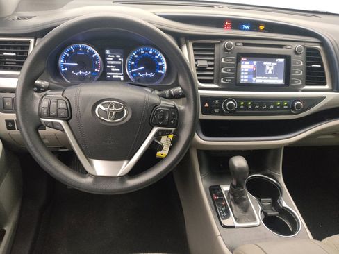 Used 2019 Toyota Highlander LE AWD/4WD image 22