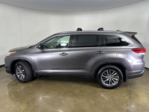 Used 2019 Toyota Highlander XLE AWD/4WD image 14