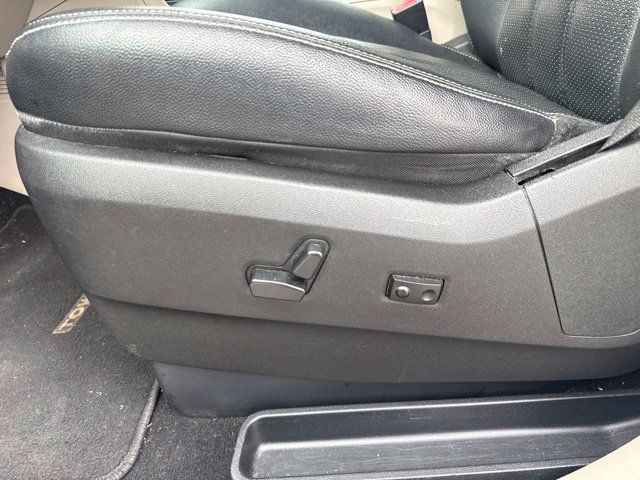 Used 2016 Chrysler Town & Country Touring w/ Driver Convenience Group FWD image 12