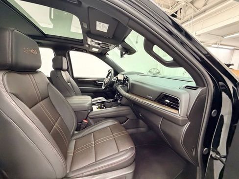 Certified 2025 Chevrolet Suburban High Country image 33