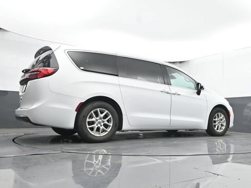 Used 2023 Chrysler Pacifica Touring-L FWD image 41