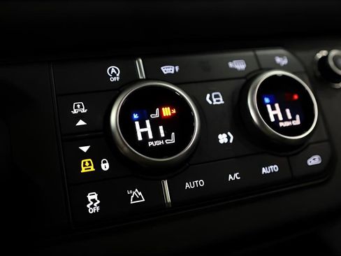 Used 2023 Land Rover Defender 110 X-Dynamic SE image 39