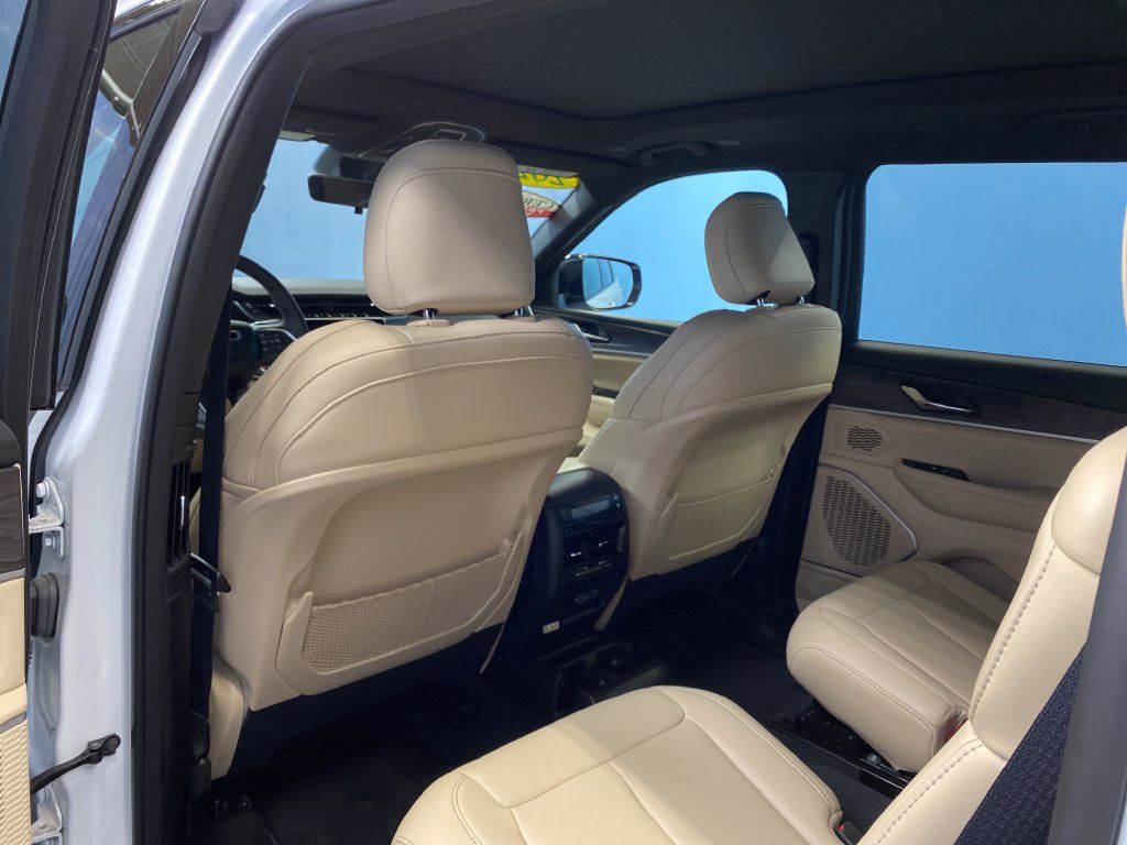 Certified 2025 Jeep Grand Cherokee L Limited w/ Black Appearance Package AWD/4WD image 29