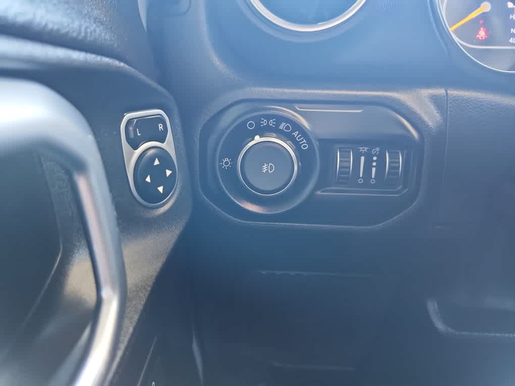 Used 2019 Jeep Wrangler Unlimited Sahara w/ Uconnect 4C Nav & Sound Group AWD/4WD image 23