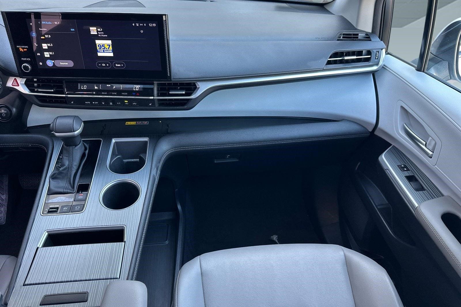 Used 2026 Toyota Sienna XLE FWD image 30