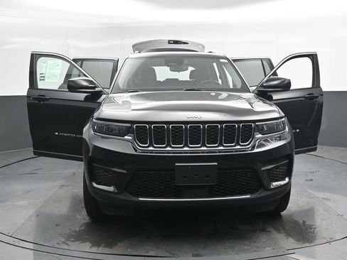 Used 2023 Jeep Grand Cherokee Laredo w/ Luxury Tech Group I AWD/4WD image 46