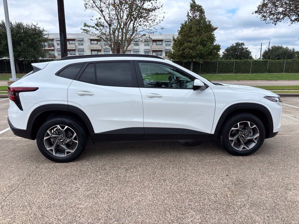 Used 2026 Chevrolet Trax LT FWD image 4