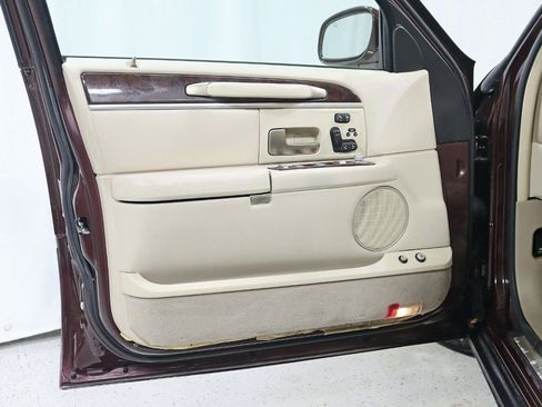 Used 2010 Lincoln Town Car Signature Limited RWD image 25