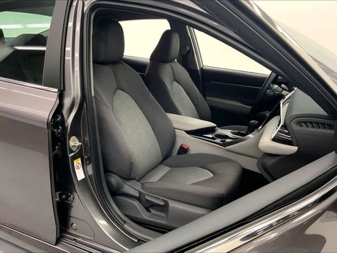 Used 2018 Toyota Camry LE image 11