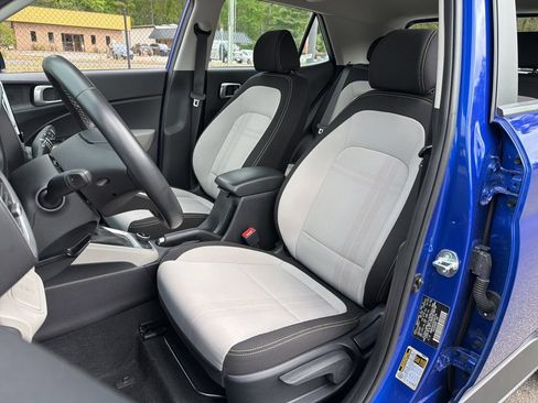 Used 2025 Hyundai Venue SEL FWD image 18