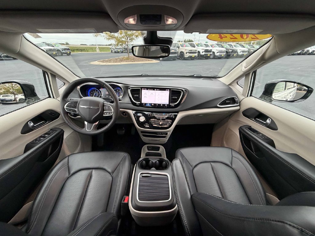 Used 2024 Chrysler Pacifica Touring-L FWD image 28