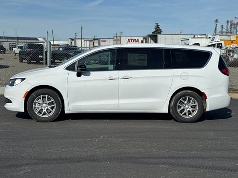 New 2026 Chrysler Voyager LX image 6