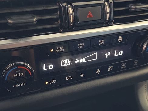 Used 2025 Nissan Pathfinder SL FWD image 22