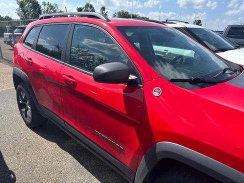 Used 2018 Jeep Cherokee Trailhawk w/ Comfort/Convenience Group AWD/4WD image 7