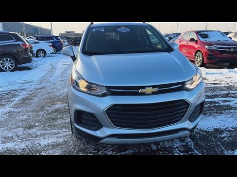 Used 2022 Chevrolet Trax LT w/ LT Convenience Package image 3