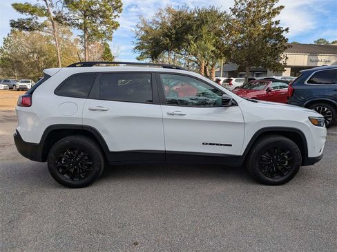 Used 2023 Jeep Cherokee Altitude Lux image 3
