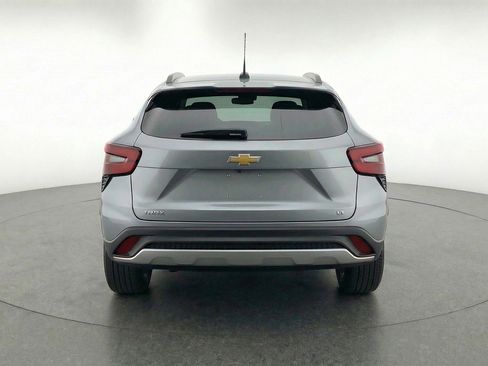 Used 2025 Chevrolet Trax LT FWD image 7