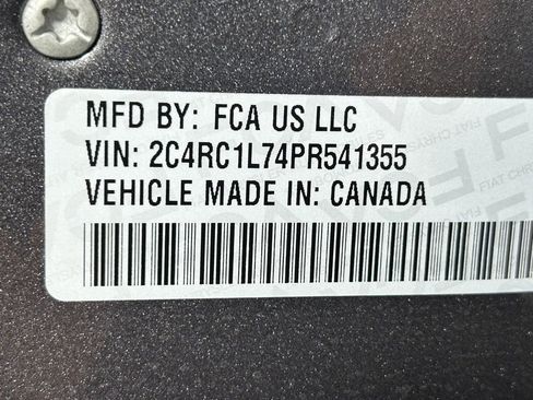 Used 2023 Chrysler Pacifica Touring-L image 38