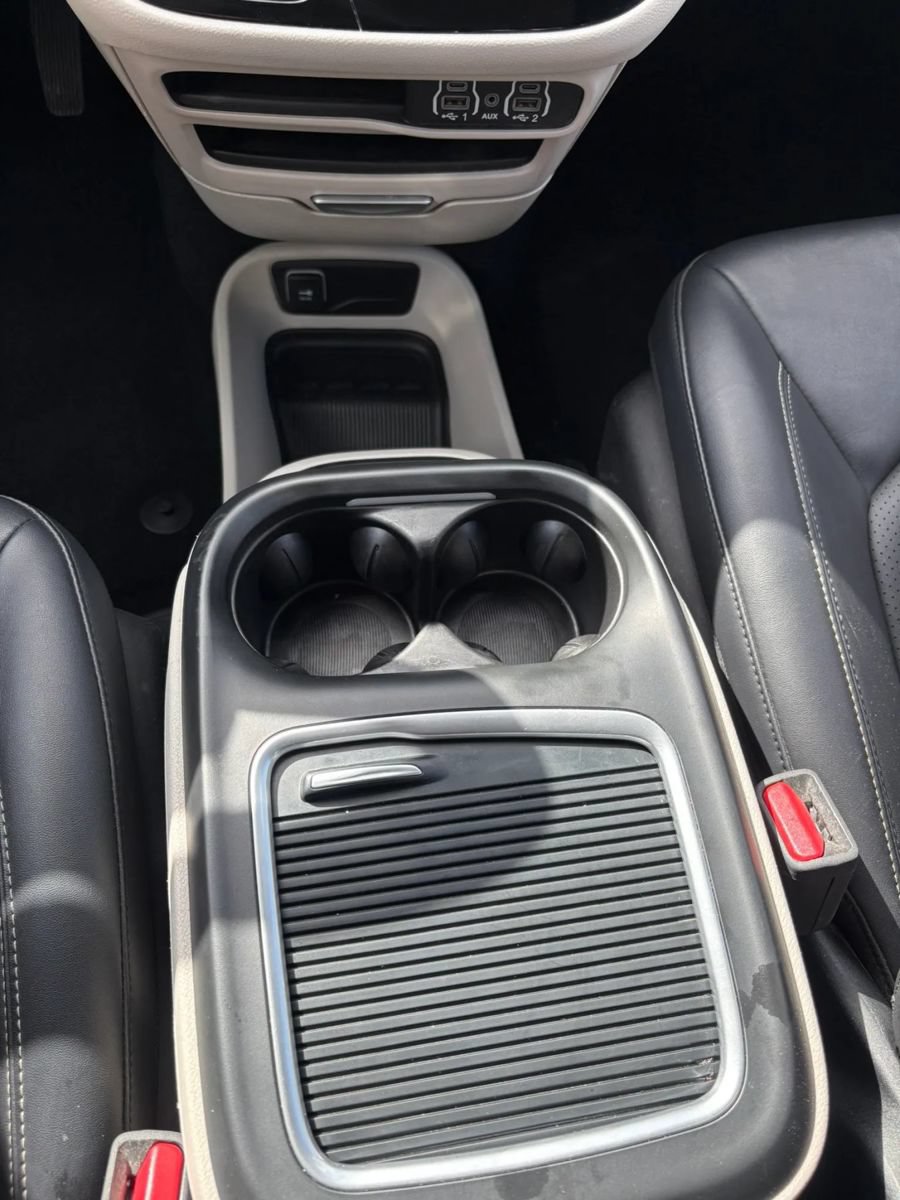 Used 2024 Chrysler Pacifica Touring-L FWD image 26