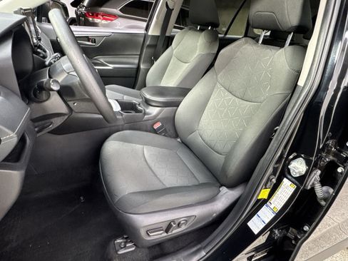 Used 2022 Toyota RAV4 XLE w/ Convenience Package AWD/4WD image 14