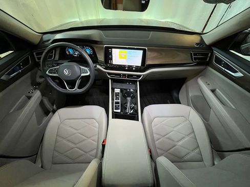 Certified 2025 Volkswagen Atlas SE image 12