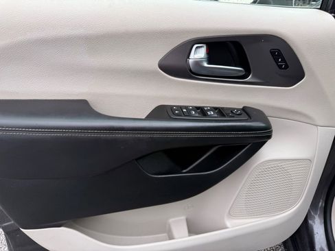 Used 2022 Chrysler Pacifica Touring-L image 10