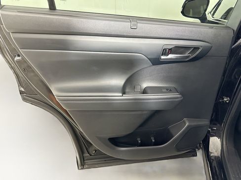 Used 2022 Toyota Highlander XLE image 26