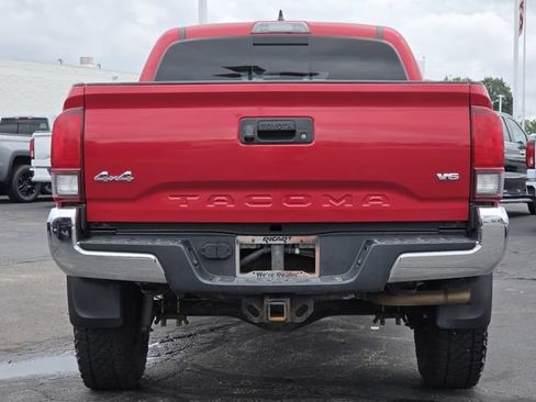 Used 2018 Toyota Tacoma SR5 AWD/4WD image 12