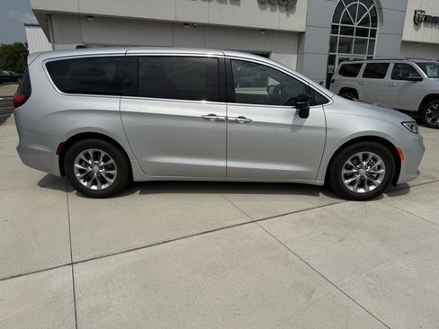 Used 2026 Chrysler Pacifica Limited FWD image 9