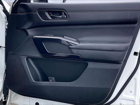 Used 2025 Nissan Pathfinder SV image 11