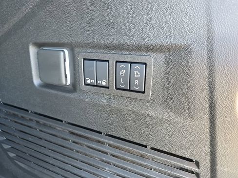 Used 2025 GMC Yukon Denali w/ Sun & Power Step Package image 7