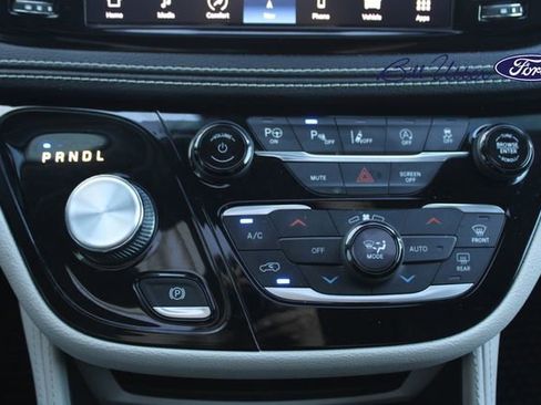 Used 2023 Chrysler Pacifica Limited image 19