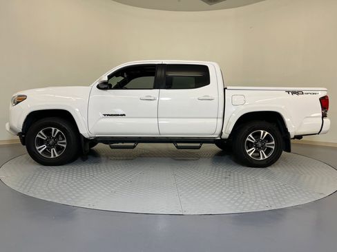 Used 2019 Toyota Tacoma TRD Sport image 2