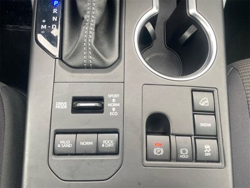 Used 2024 Toyota Highlander LE image 27