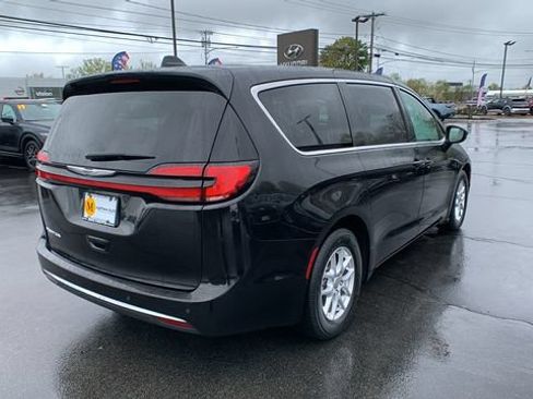 Used 2023 Chrysler Pacifica Touring-L FWD image 5