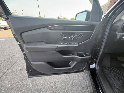 Used 2024 Honda Pilot Touring image 18