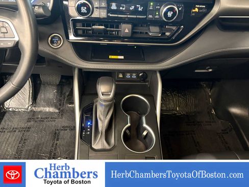 Used 2024 Toyota Highlander XLE AWD/4WD image 16