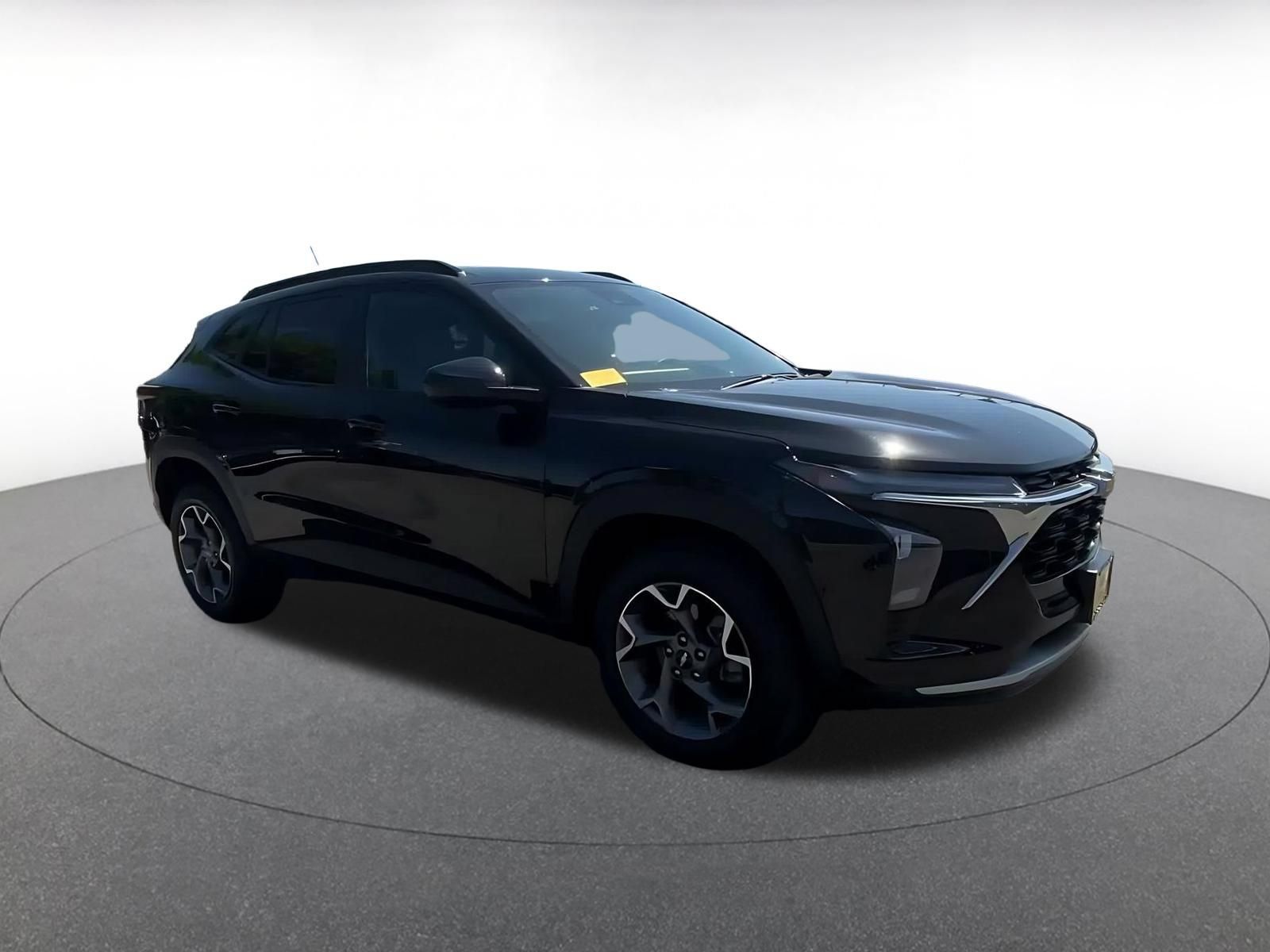 Used 2025 Chevrolet Trax LT FWD image 2