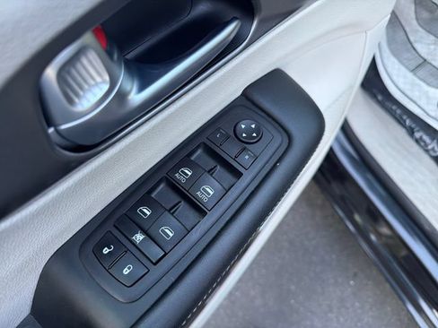 Used 2023 Chrysler Pacifica Touring-L FWD image 11