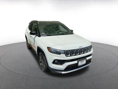 Used 2025 Jeep Compass Trailhawk AWD/4WD image 5