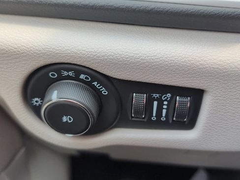 Used 2024 Chrysler Pacifica Touring-L FWD image 25