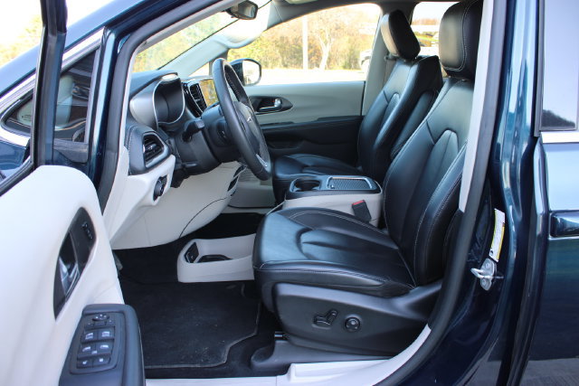 Used 2024 Chrysler Pacifica Limited FWD image 9