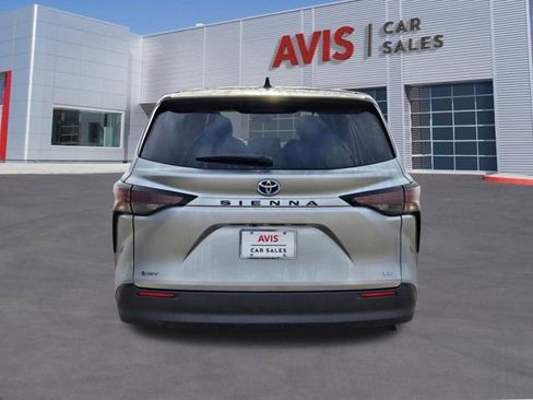 Used 2025 Toyota Sienna LE image 9