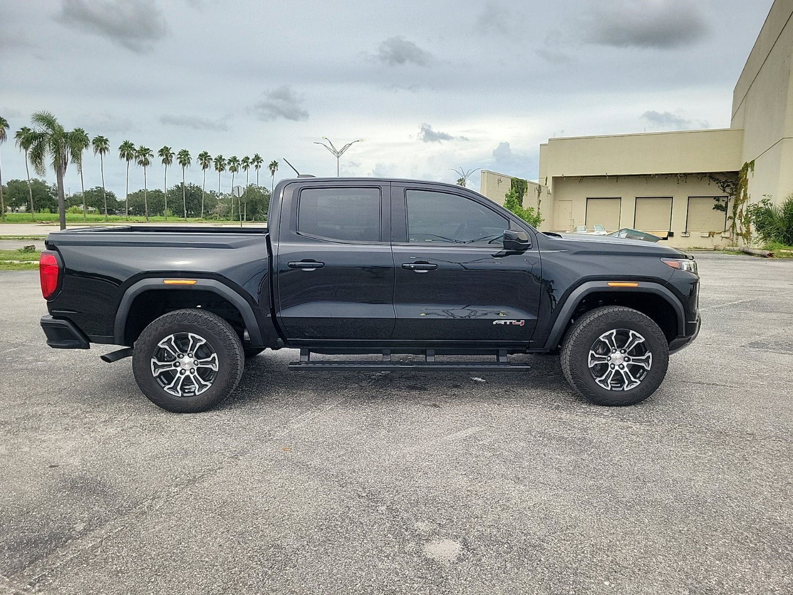 Used 2024 GMC Canyon AT4 w/ Technology Package AWD/4WD image 5