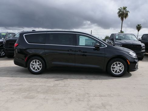 Used 2025 Chrysler Pacifica Select image 3