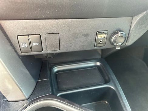 Used 2018 Toyota RAV4 LE image 10