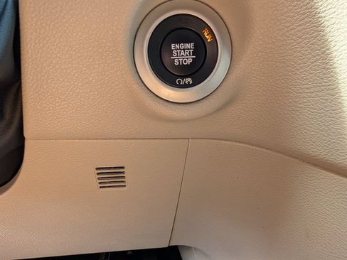 Used 2024 Chrysler Pacifica Touring-L FWD image 22
