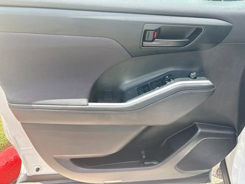 Used 2022 Toyota Highlander LE FWD image 11