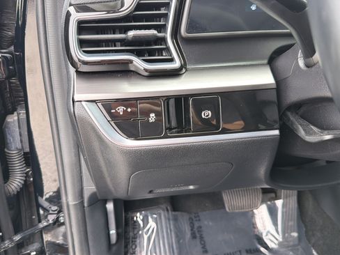 Used 2025 Kia Sportage EX FWD image 21