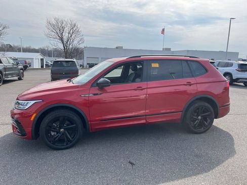 Used 2024 Volkswagen Tiguan SE R-Line image 4